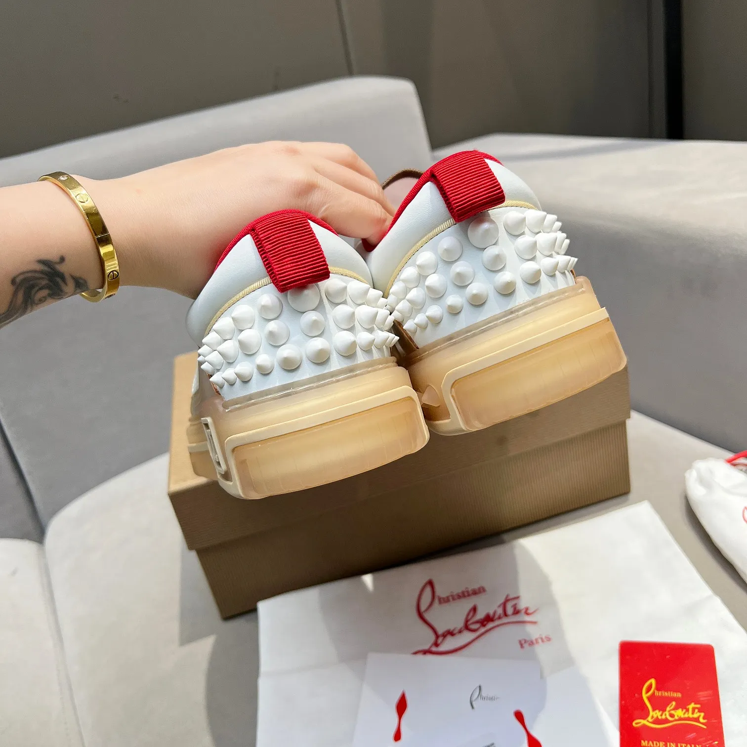 Men's shoes 💰700 🌹🌹🌹̋ Wang Junkai Yang Mi Xu Kai Zhang Jingyi Ding Chengxin Chen Muchi Wang Ziyi Same style Christian Louboutin 2024 [New product] ASTROLOUBI unisex thick-soled sports shoes red-soled shoes perfectly integrate fashion and sports, The fabrics are made of luxurious calfskin, soft suede, smooth satin and laminated leather, and the back is decorated with classic rivets. The interior is blended with a knitted tongue for added durability, breathability and quick-drying comfort. The outsole is made of a combination of EVA foam and imported rubber, and the colorful CL iconic letters on the side of the outsole show the brand's unique style. It is a ceiling-level comfortable skate shoe! ! ! Currently men’s size 39--45 (women’s size 35--40)